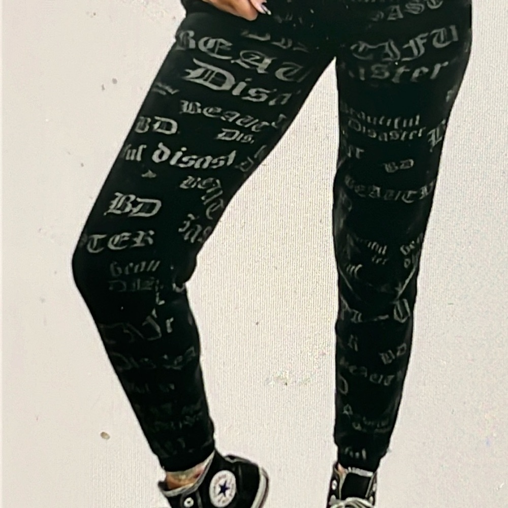 🔥 NEW Beautiful disaster, logo sweatpants, large BNWT NEW ❤️‍🔥